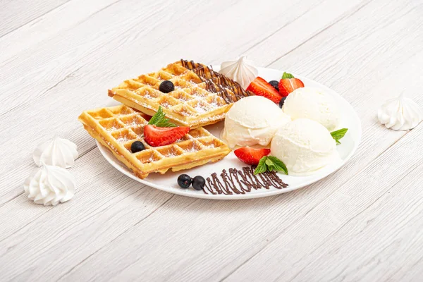 Sobremesa Chocolate Com Sorvete Bola Waffles — Fotografia de Stock
