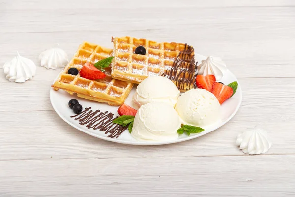 Sobremesa Chocolate Com Sorvete Bola Waffles — Fotografia de Stock