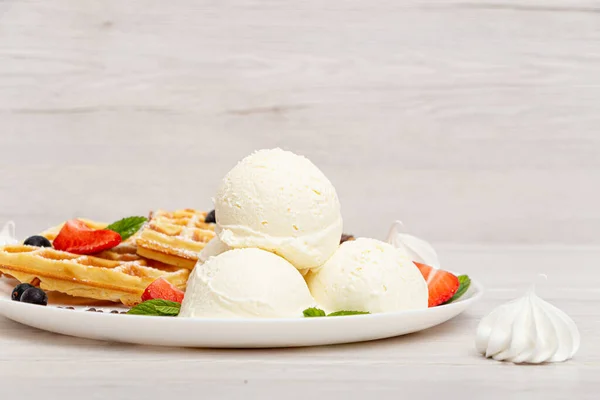Шоколадный Десерт Мороженым Вафлями — стоковое фото