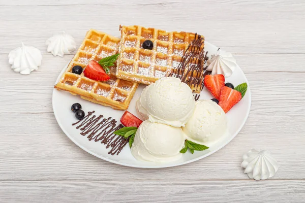 Sobremesa Chocolate Com Sorvete Bola Waffles — Fotografia de Stock