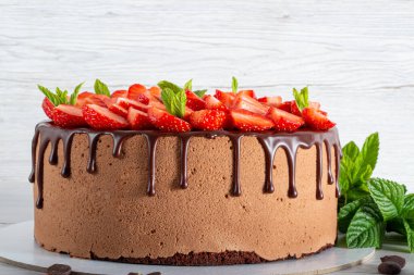 İçinde profiterol ve çilek olan kremalı pasta.