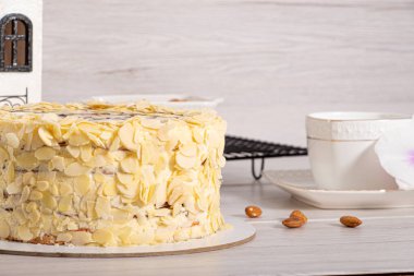 Hafif ahşap arka planda Esterhazy keki