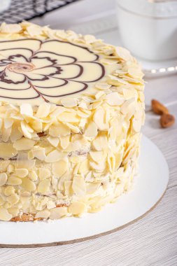 Hafif ahşap arka planda Esterhazy keki