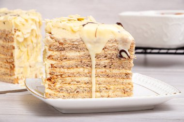 Hafif ahşap arka planda Esterhazy keki