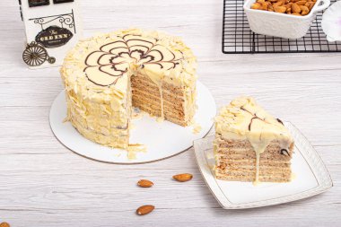 Hafif ahşap arka planda Esterhazy keki