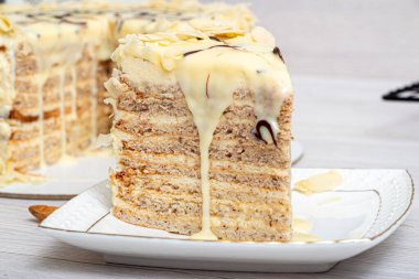 Hafif ahşap arka planda Esterhazy keki