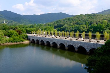 Yeşil dağlar ve Kore'de Köprüsü