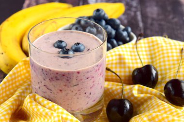 Yaban mersini kiraz muz smoothie