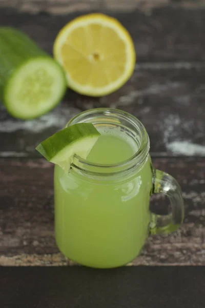 Komkommer limonade in een pot — Stockfoto