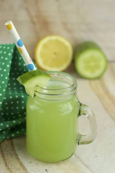 Komkommer limonade in een pot — Stockfoto