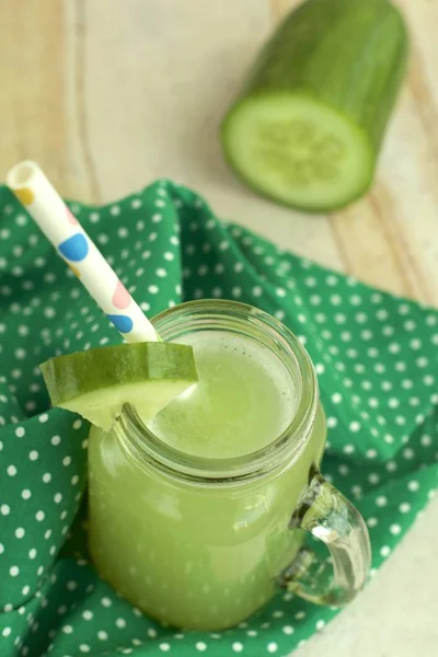 Succo di cetriolo in un vaso — Foto Stock