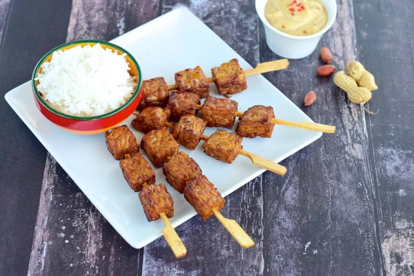 Tempe spett / Tempeh satay — Stockfoto