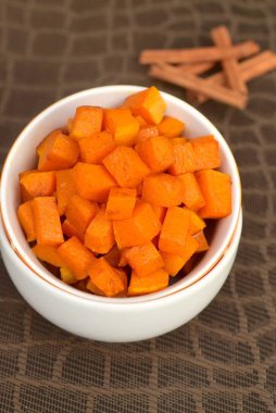 Kavrulmuş tarçın kabak