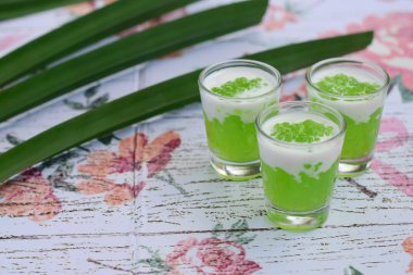 Hindistan cevizi sütü ile Pandan tapyoka inciler