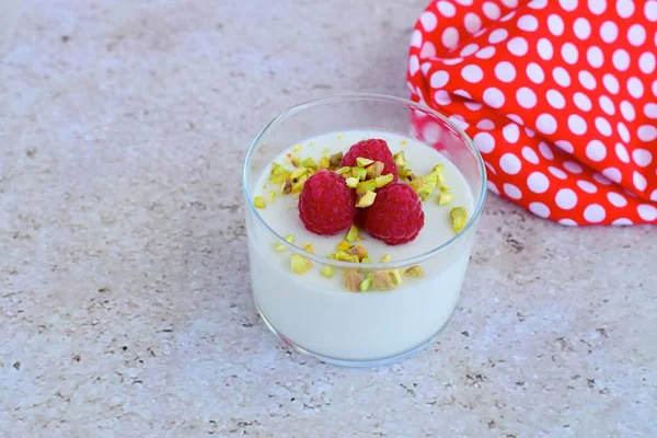 Coconut panna cotta Ahududu ve fıstık ile 