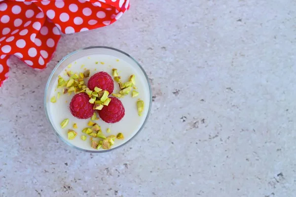 Coconut panna cotta Ahududu ve fıstık ile 