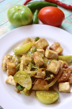 Oseng tahu veya kızarmış tofu karıştırın