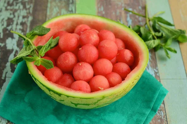 Karpuz topları ile nane yaprakları