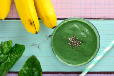Spirulina yeşil smoothie 
