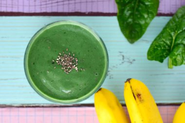 Spirulina yeşil smoothie 
