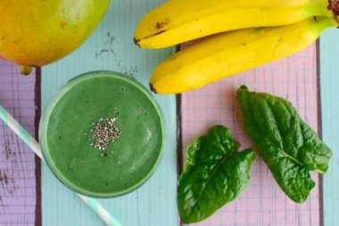Spirulina yeşil smoothie 