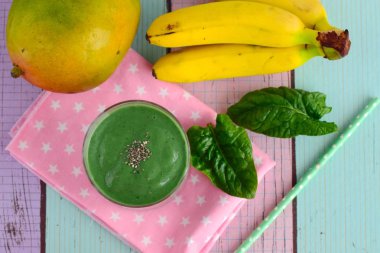 Spirulina yeşil smoothie 