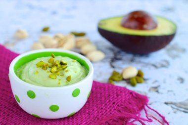 Kremsi avokado fıstıklı Mus