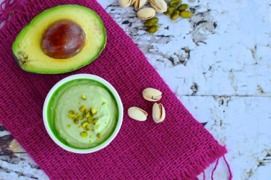 Kremsi avokado fıstıklı Mus
