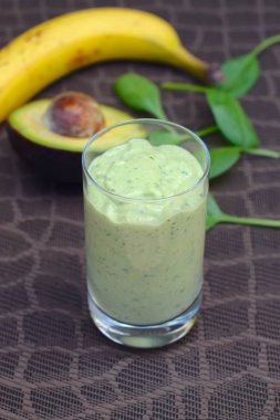 Muz avokado ıspanak smoothie