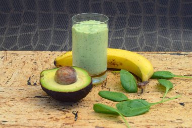 Muz avokado ıspanak smoothie