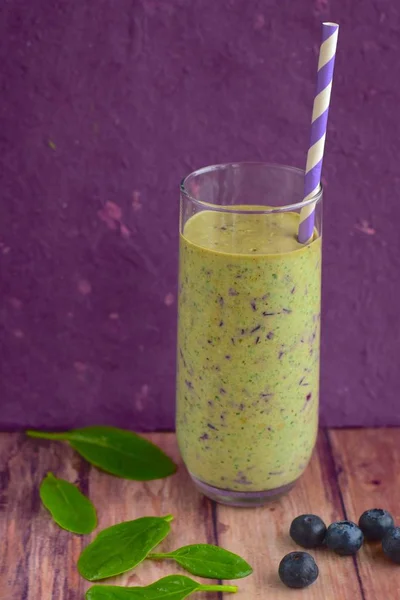 Kahvaltıda yaban mersini ıspanak güler yüzlü