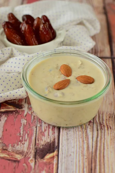 Date almond overnight oats