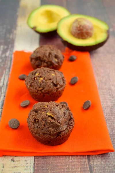 Çikolata parçaları ile avokado çikolatalı kek