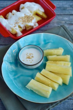 Hindistan cevizi sütü sos ve susam tohumu ile Tay manyok