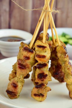 Sate Ayam, turşu, soya sosu ve fıstık sosu ile servis Endonezya tavuk şiş