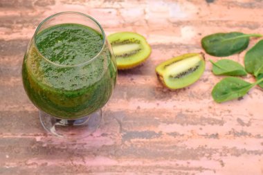 Sağlıklı muz kivi ıspanak smoothie