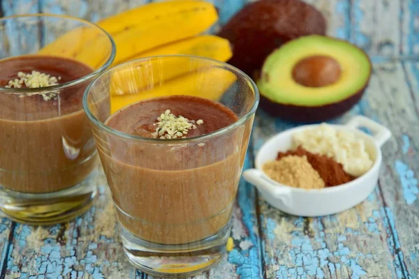 Sağlıklı vegan çikolata avokado güler yüzlü