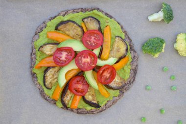 Brokoli pizzası, bezelye püresi, patlıcan, sarı dolma biber, avokado ve domates.