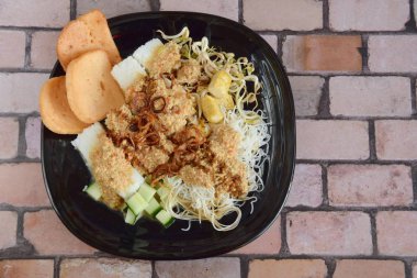 Ketoprak, Endonezya 'dan vejetaryen yemek. Tofu, salatalık, pirinç keki, pirinç vermicelli ve fındık sosu, soya sosu, kerupuk ve kızarmış shallot ile servis edilen mung fasulyesi filizlerinden oluşur.