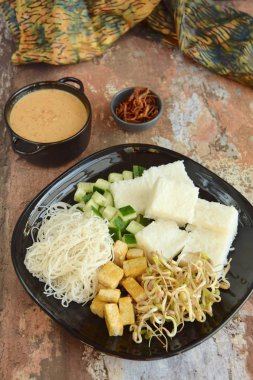 Ketoprak, Endonezya 'dan vejetaryen yemek. Tofu, salatalık, pirinç keki, pirinç vermicelli ve fındık sosu, soya sosu, kerupuk ve kızarmış shallot ile servis edilen mung fasulyesi filizlerinden oluşur.