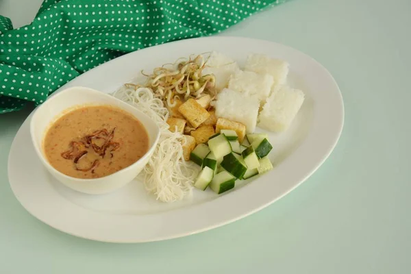 Ketoprak Cibo Vegetariano Indonesiano Dall Indonesia Composto Tofu Cetriolo Torta — Foto Stock