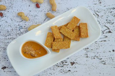 Ev yapımı fıstık soslu kızarmış tempeh.