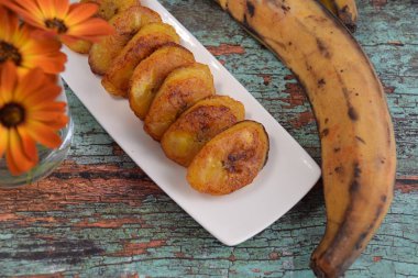 Pltanos Maduros veya kızarmış tatlı olgun muz