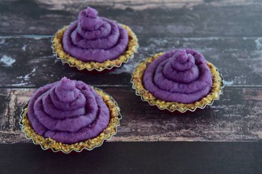 Mor tatlı patates tartları.