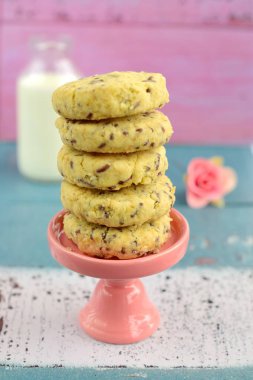 Ev yapımı badem kurabiyeler, üzerine çikolata parçacıkları serpiştirilmiş.