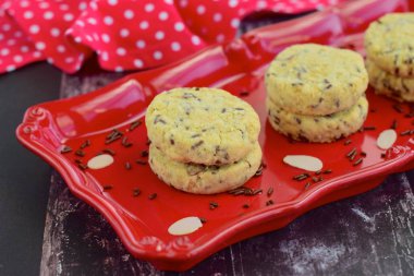 Çikolata parçacıklı ev yapımı bademli kurabiyeler.