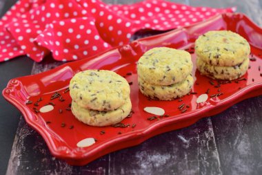 Çikolata parçacıklı ev yapımı bademli kurabiyeler.