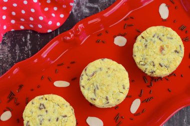 Çikolata parçacıklı ev yapımı bademli kurabiyeler.