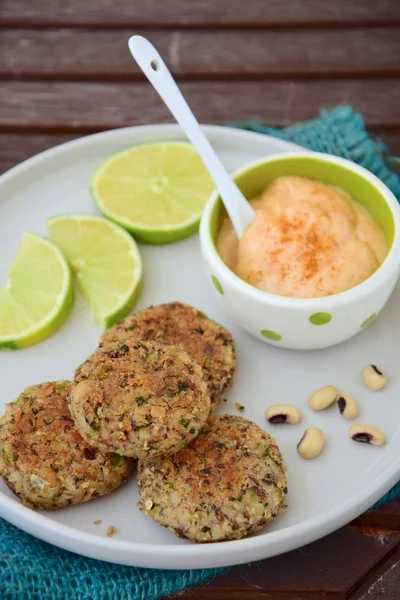 Czarnooka Fasola Jalapeo Czosnek Burger Paszteciki Wegańskie Chili Majonez Dip — Zdjęcie stockowe