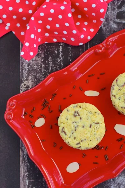 Çikolata parçacıklı ev yapımı bademli kurabiyeler.